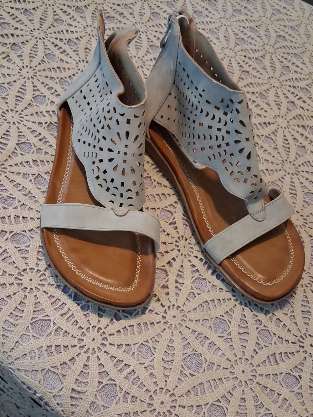 2 Lips Too Women's Tan Laser-Cut Toe-Loop Sandals